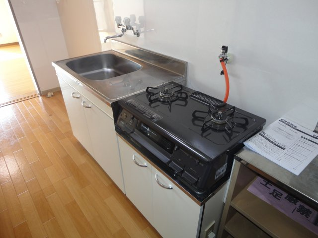 坂戸市三光町の賃貸マンションのキッチン|コンパクトなキッチンで掃除もラクラク