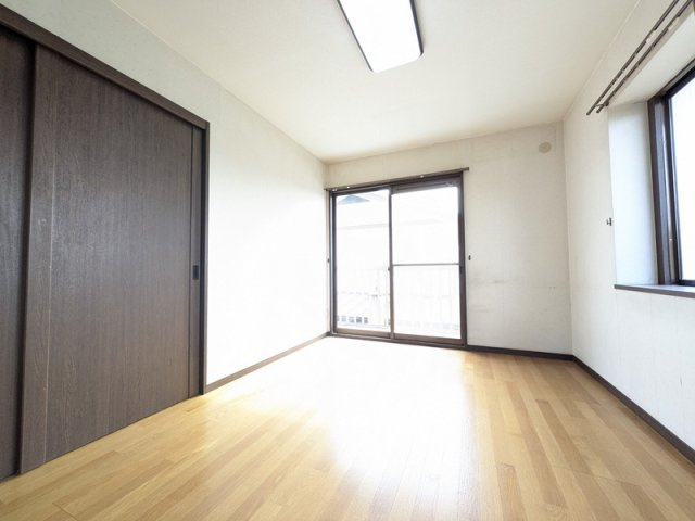 高林西町戸建の洋室