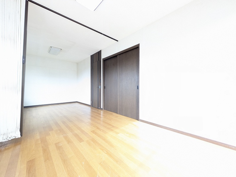 高林西町戸建の洋室