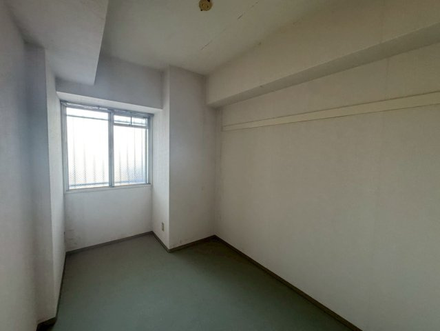 －三丁目不動産-ダイアパレスビッグウィング深谷338の洋室|落ち着いた色調の洋室です