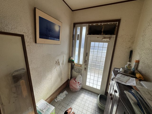 -三丁目不動産-　熊谷市久保島　敷地広々の玄関|毎日通る玄関はこちらです