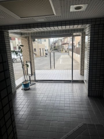前川公園ローヤルコーポのエントランス|建物の内部です