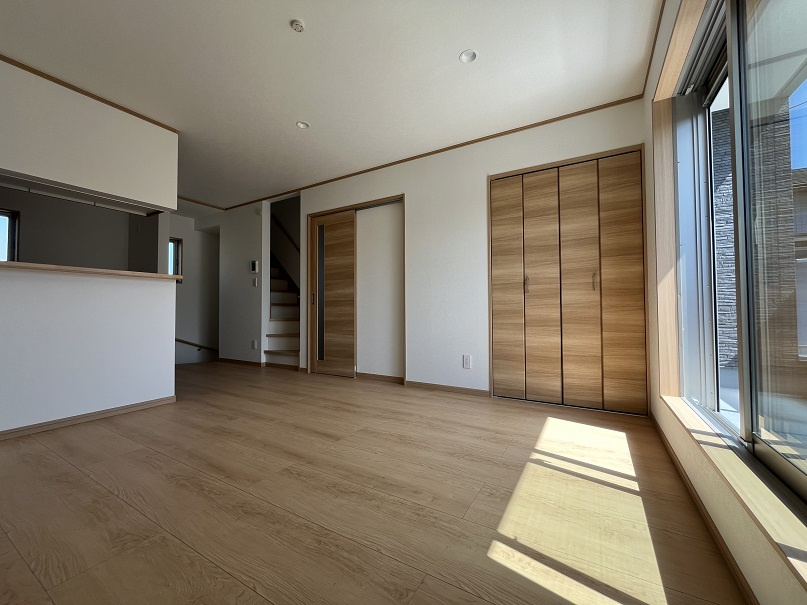 蒲生本町未入居住宅の居間・リビング|家族団らんの会話がはずむ、開放的なLDKです。収納スペースがあり快適に過ごせます♪