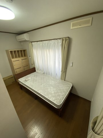 【7LDK×南道路】駐車場1台付きの大型戸建～埼玉県行田市藤原町三丁目～の洋室|ナチュラルな雰囲気の落ち着いた寝室