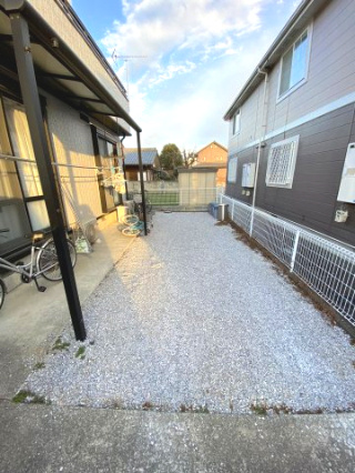 【7LDK×南道路】駐車場1台付きの大型戸建～埼玉県行田市藤原町三丁目～の外観|開放感ある駐車場、日当たり◎の明るい空間