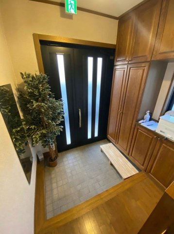 【7LDK×南道路】駐車場1台付きの大型戸建～埼玉県行田市藤原町三丁目～の玄関|木製収納が調和する落ち着いた空間