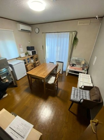 【7LDK×南道路】駐車場1台付きの大型戸建～埼玉県行田市藤原町三丁目～の居間・リビング|自然光たっぷりの明るく快適なリビング