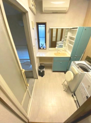 【7LDK×南道路】駐車場1台付きの大型戸建～埼玉県行田市藤原町三丁目～の独立洗面台|窓があり清潔感のあるスタイリッシュな洗面所