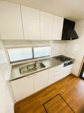 埼玉県熊谷市妻沼東２丁目　OC物件のキッチン|窓から光が入り、お料理中も外の空気を感じてリフレッシュできます。