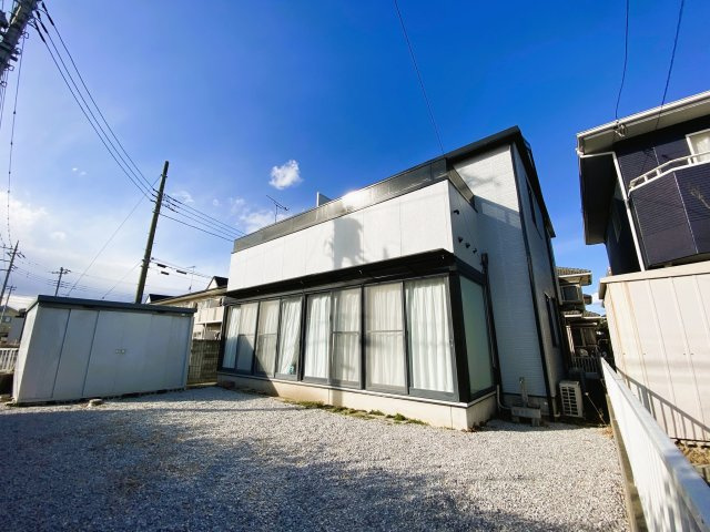 埼玉県熊谷市妻沼東２丁目　OC物件の外観|水栓付きの砂利敷きスペース。大きな窓で風通しも確保できます。