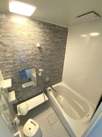 埼玉県熊谷市妻沼東２丁目　OC物件の浴室|落ち着いた石目調の壁に囲まれて、一日の疲れを癒せます。