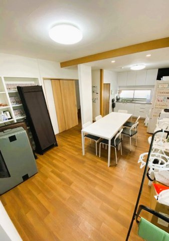 埼玉県熊谷市妻沼東２丁目　OC物件の居間・リビング|大きなダイニングテーブルを置いても、ゆとりがあります。