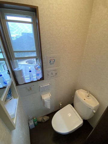 安定稼働と建物美が共存♪OC物件♪埼玉県熊谷市別府2丁目のトイレ|窓からの採光で明るく衛生的なレストルーム。