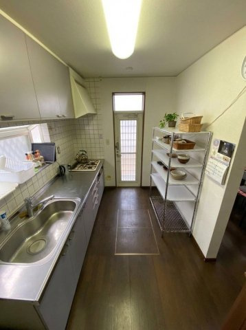 安定稼働と建物美が共存♪OC物件♪埼玉県熊谷市別府2丁目のキッチン|作業動線を考慮した機能的なシステムキッチン。複数人での調理も快適な広さを確保しています。
