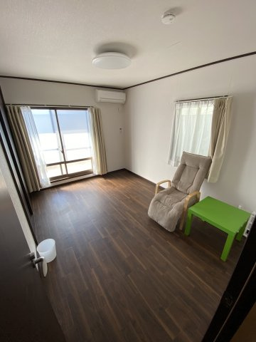 松伏町グループホームOC物件 軽量鉄骨造・一戸建の洋室|2方向に窓を配置。日当たりを確保した個室。