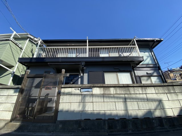 松伏町グループホームOC物件 軽量鉄骨造・一戸建の外観|紺色の外装仕上げ。目隠しフェンスと門扉による防犯性。