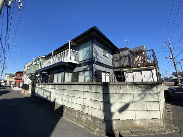 松伏町グループホームOC物件 軽量鉄骨造・一戸建の前面道路含む現地写真|角地に位置。周囲の建物と距離を保った配置。