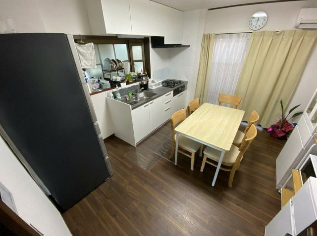 松伏町グループホームOC物件 軽量鉄骨造・一戸建のキッチン|掃き出し窓から採光を確保。大型冷蔵庫も設置可能な配置。