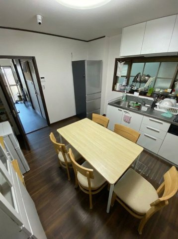 松伏町グループホームOC物件 軽量鉄骨造・一戸建のキッチン|6人掛けテーブルを配置可能な広さ。キッチン隣接の動線。