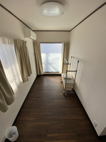 松伏町グループホームOC物件 軽量鉄骨造・一戸建の洋室|縦型の個室設計。窓を2箇所設置し、通風に配慮。