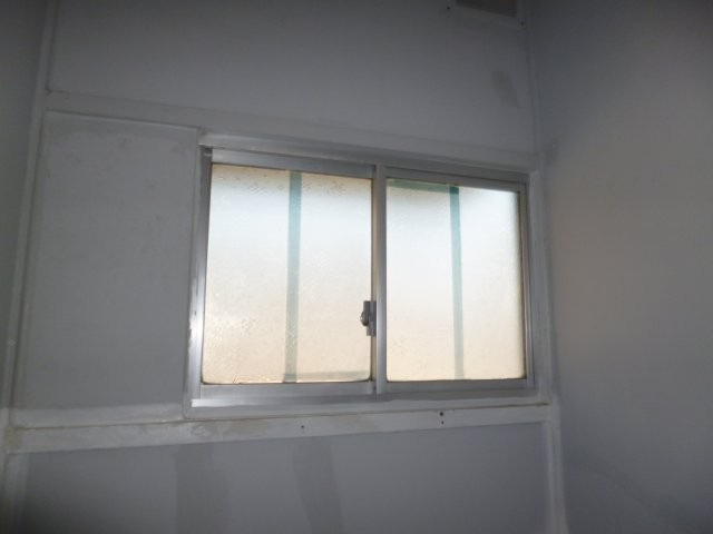 酒津多田貸家　東の浴室|浴室窓