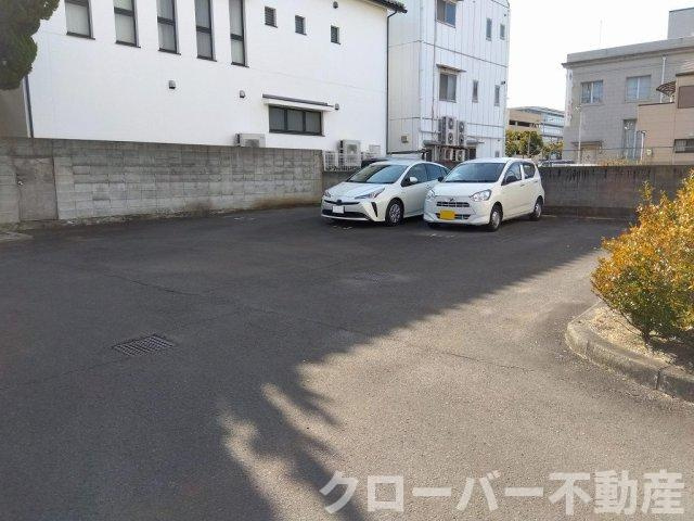 レオパレスＲｕｈｅの駐車場