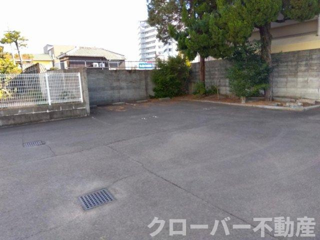 レオパレスＲｕｈｅの駐車場