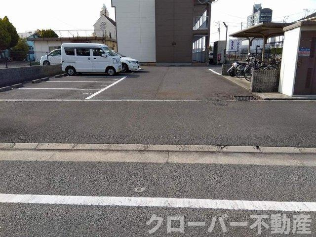 レオパレスヴィルヌーブの駐車場
