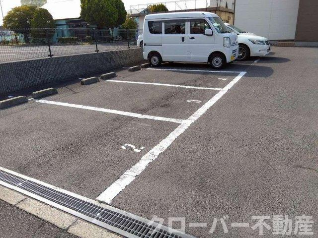 レオパレスヴィルヌーブの駐車場
