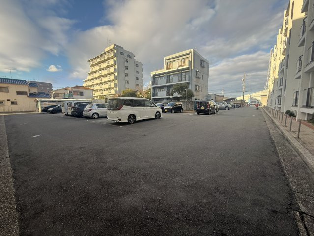 プラザフェニックス千鳥ヶ丘Aの駐車場