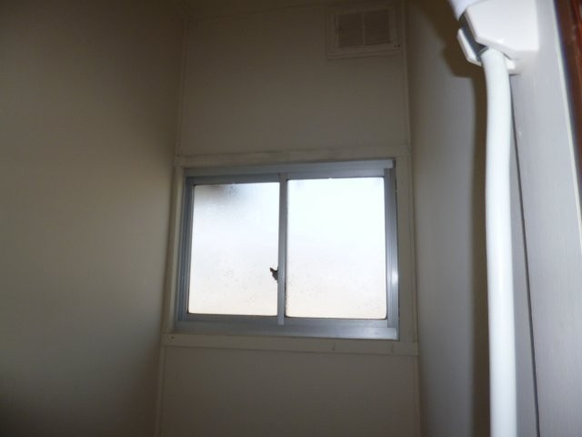 酒津多田貸家　西の浴室|浴室窓
