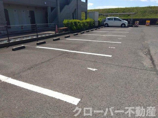 レオパレス華の駐車場