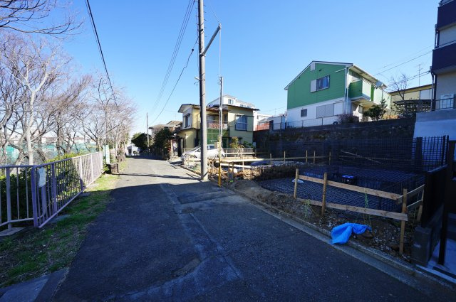 【横浜市西区北軽井沢4-29全２棟新築戸建て】★仲介手数料無料★（宮谷小学校・軽井沢中学校）の前面道路含む現地写真