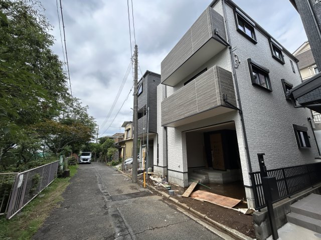 【横浜市西区北軽井沢4-29全２棟新築戸建て】★仲介手数料無料★（宮谷小学校・軽井沢中学校）の前面道路含む現地写真