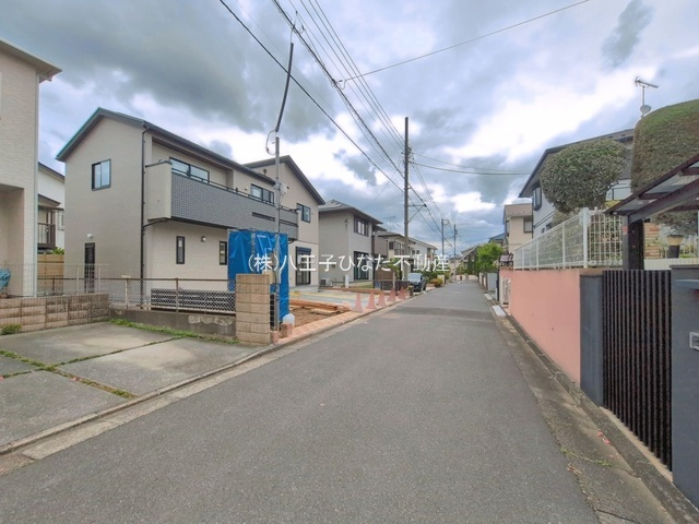 『八王子市新築戸建て』八王子市北野台1-22-4【仲介手数料無料】の前面道路含む現地写真|～仲介手数料無料☆八王子ひなた不動産～八王子市北野台　新築戸建て