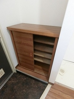 フリーデAの玄関|靴箱のある玄関です