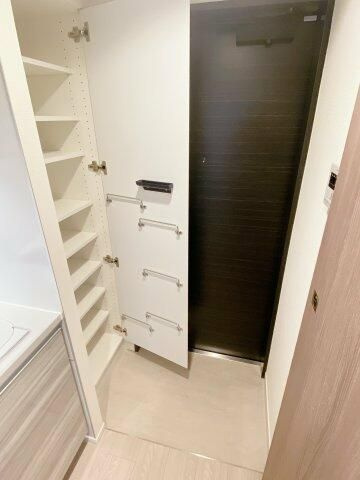 プラウドフラット上野松が谷の玄関