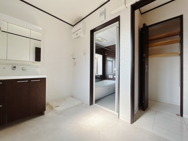 【中古戸建】邑楽郡大泉町大字寄木戸の洗面所|■洗面室｜三面鏡の洗面台は鏡の裏が収納ポケットになっているので、ヘアケア用品や歯ブラシなどでごちゃつきがちな洗面台周りがスッキリ片付きます。　