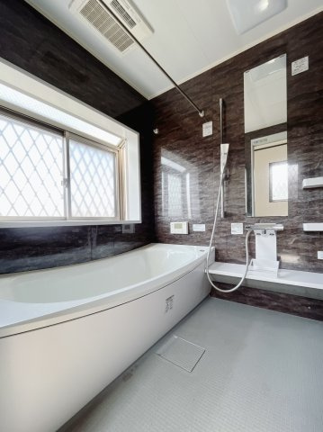 【中古戸建】邑楽郡大泉町大字寄木戸の浴室|■浴室｜足を伸ばしてゆったりと入浴ができるバスルームです♪備え付けの棚には家族一人一人のシャンプーを分けて置くことができます♪バスルームをいつもすっきりと使えますね♪