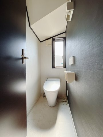 【中古戸建】邑楽郡大泉町大字寄木戸のトイレ|■トイレ｜白を基調とした清潔感溢れるトイレになっています。トイレには窓がついていますので常に換気をすることができ清潔を保てます。