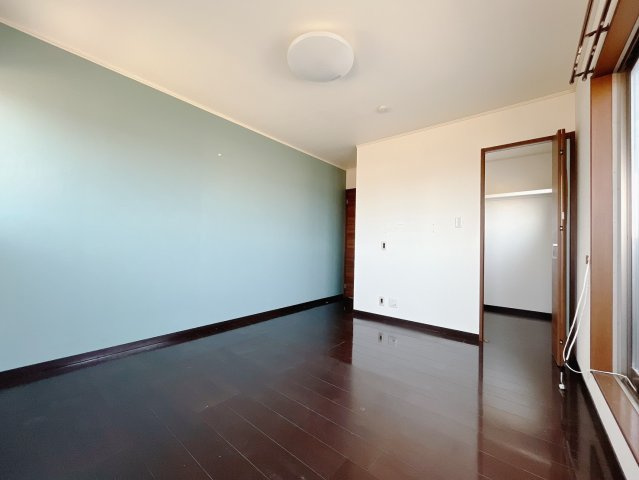 【中古戸建】邑楽郡大泉町大字寄木戸の洋室|■洋室｜バルコニーにも出られる2階の一室♪お勉強などに疲れたら気晴らしもできますね♪収納も大容量で、お部屋がいつでもスッキリ片付きます＊。