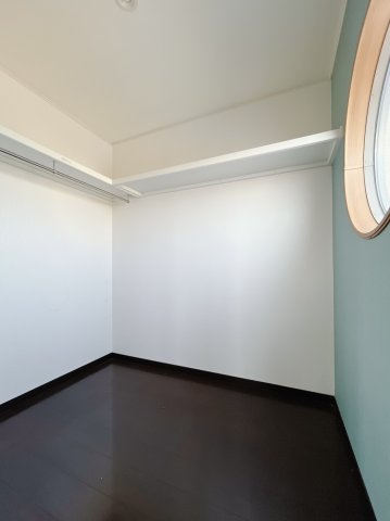 【中古戸建】邑楽郡大泉町大字寄木戸の収納|■WIC｜お気に入りのお洋服もシワを作らずきれいに管理ができる夢のウォークインクローゼット！今お使いの収納ケースもスッポリそのまま収まる広さです♪