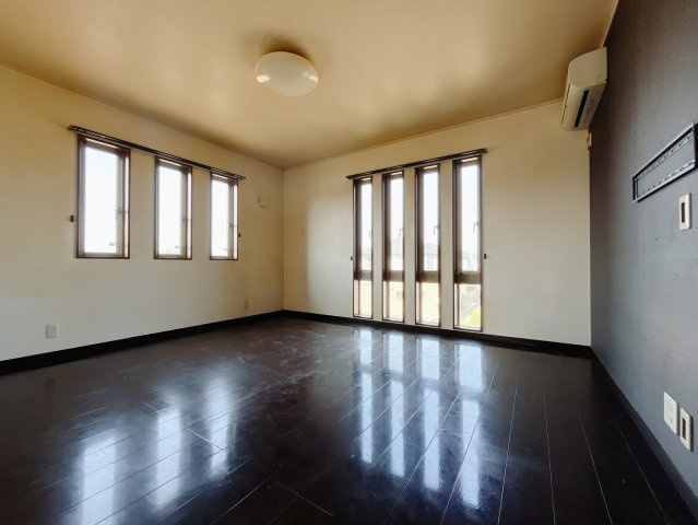 【中古戸建】邑楽郡大泉町大字寄木戸の洋室|■洋室｜ダブルベッドを置いても充分な広さを2Ｆのお部屋に設けております。お子様と家族みんなで寝るのも夢じゃありません♪窓からは光が差し込むので日中でも明るいお部屋です。