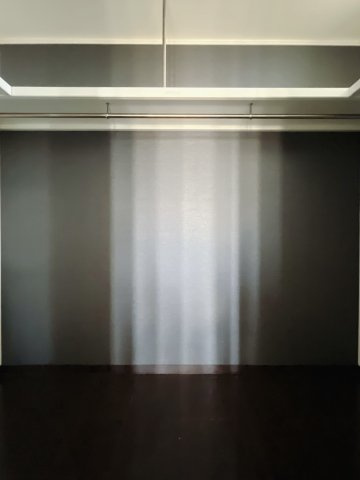 【中古戸建】邑楽郡大泉町大字寄木戸の収納|■WIC｜お洋服はもちろん、使う頻度の少ない家具や小物・場所を取りがちな旅行用のスーツケースなどもしまえます。また、厚手のコートをしまっても充分な広さを堪能できるプランです♪