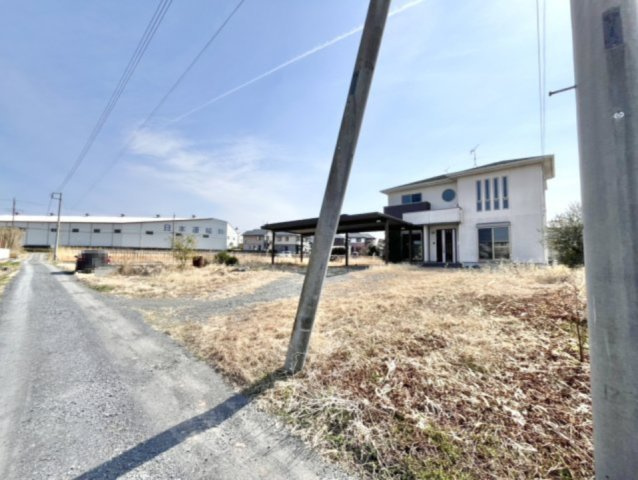 【中古戸建】邑楽郡大泉町大字寄木戸の外観|■外観｜前面道路が広く見渡しが良いので、車の安全確認もばっちり！車の運転が苦手な方も安心ですね♪