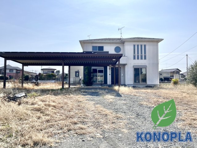 【中古戸建】邑楽郡大泉町大字寄木戸の外観|■外観｜広いお庭で子供達を伸び伸びと遊ばせてあげたい…！わんちゃんの為にドッグランを作りたい…！そんな願いが叶う166坪の敷地、5台以上駐車可能、カーポート付です♪