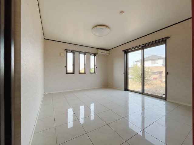 【中古戸建】邑楽郡大泉町大字寄木戸の居間・リビング|■リビング｜時の流れと共に陽射しは装いを変え空間に新たな彩りを与えます。一日中家に居ても飽きることなく過ごすことができる素敵な空間です♪