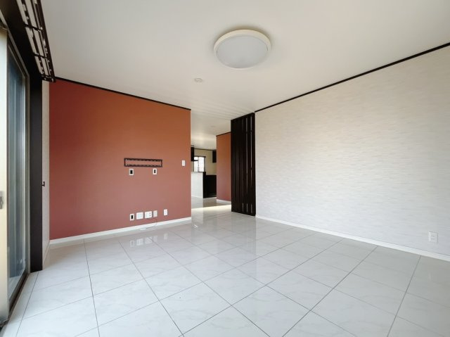 【中古戸建】邑楽郡大泉町大字寄木戸の居間・リビング|■リビング｜これから長く住むお家のリビングには毎日気持ちのいい日差しが差し込みます。ポカポカ日向ぼっこをしながらお昼寝をするのもいいですね♪明るいリビングに気分も晴れやかに♪