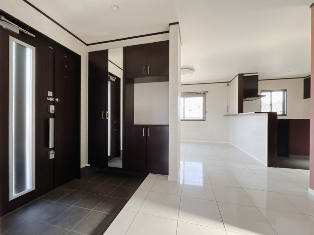 【中古戸建】邑楽郡大泉町大字寄木戸の玄関|■玄関｜収納豊富な玄関♪全身ミラー付き収納もあり、お出かけ前の身だしなみチェックもバッチリです！