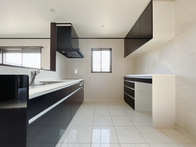 【中古戸建】邑楽郡大泉町大字寄木戸のキッチン|■キッチン｜ワークトップ下には、圧力鍋やパスタ鍋などのかさばる調理器具もラクラク収納可能なスライド収納！ものが溢れがちなキッチン回りもスッキリきれいに管理ができます♪